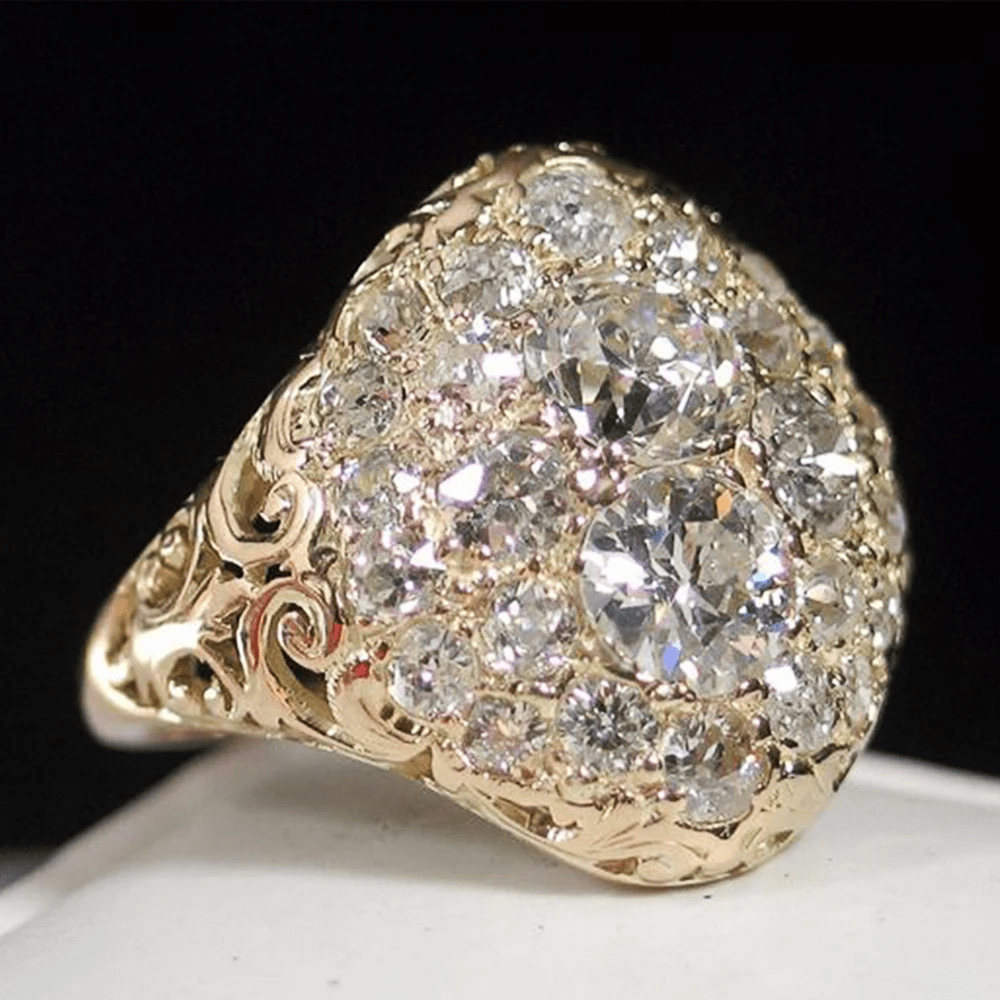 Exclusive Vintage Gold Ring with Round Diamonds